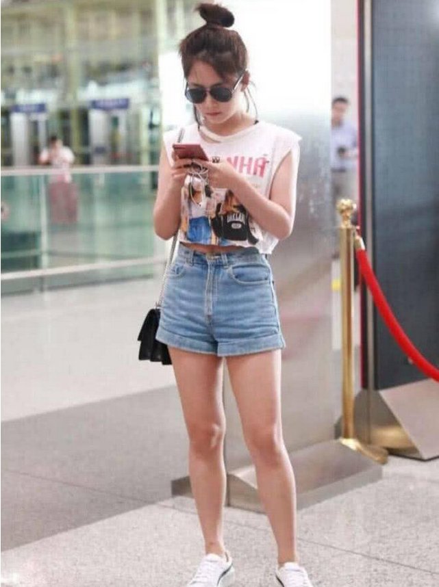 谭松韵清爽亮相，你只关注她的腿很粗?网友:她的腰才是亮点!