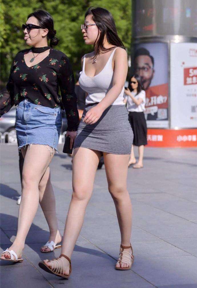 街拍: 丰满辣妈穿紧身包臀裙, 凹凸有致很好看