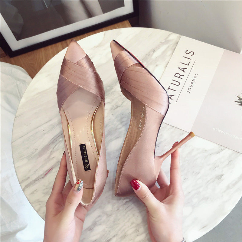 经典的细高跟鞋，让你走到哪里都能够把控全场，打造足尖上的初秋