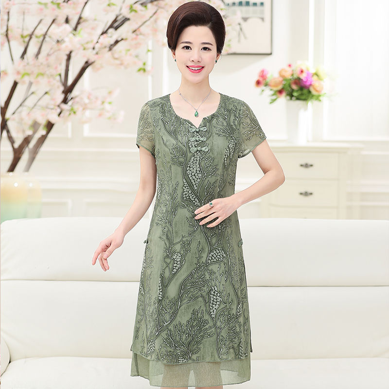 女人40岁以后可以这样穿,显优雅阔太太范,让别人都羡慕