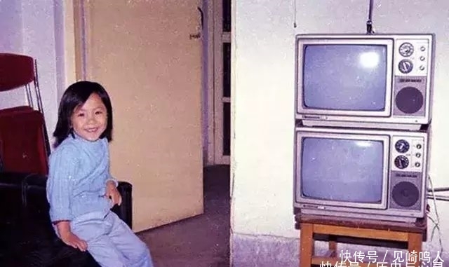 七十年代老照片：大城市里也有些人开始像西方一样，穿着比较开放