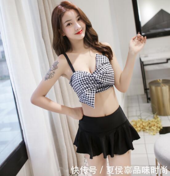 可人的泳衣美女,仿佛回到少女时代,清新典雅,非常好看!!