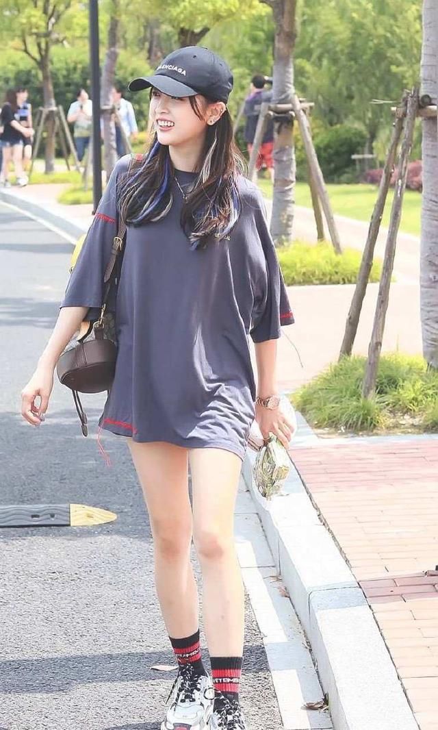 孟美岐和吴宣仪都爱这样穿衣服，网友：小粗腿和小孩腿的差距