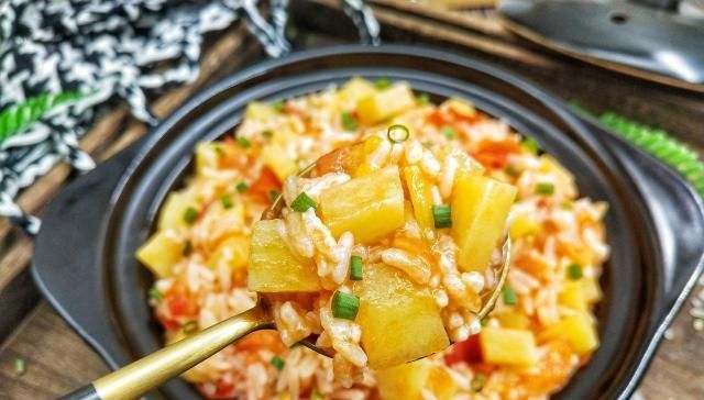 『米饭』2个番茄一碗米饭,这样做一锅不够吃,连菜都省了,好吃到舔盘