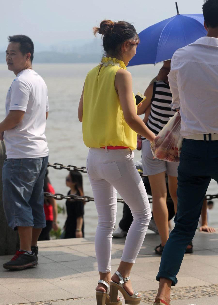 湖边抓拍:黄衫紧身白裤的大姐姐，苗条的身姿，优雅的仪态