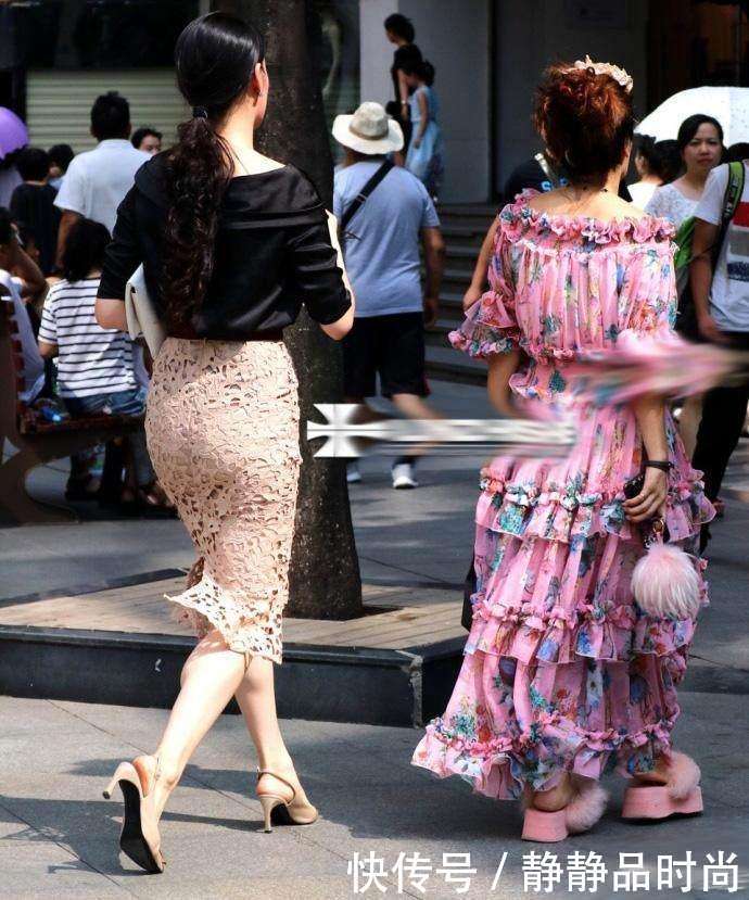 街拍:穿镂空的紧身裙让成熟辣妈更吸睛