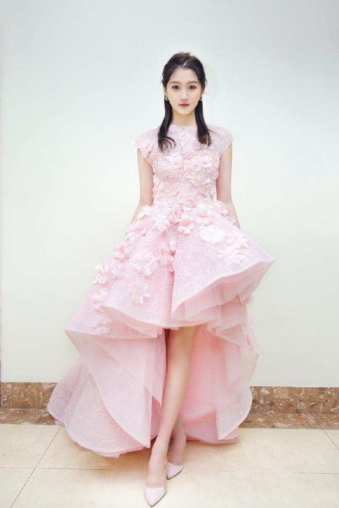 20岁关晓彤胆真大, 穿艳丽红衣性感热舞, 网友: 鹿晗厉害了