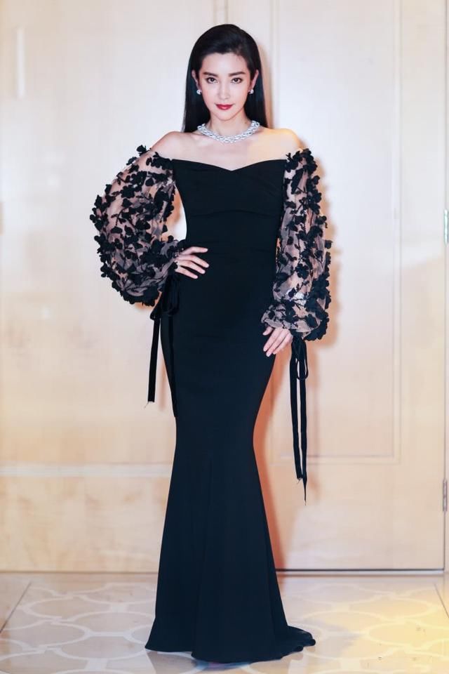 李冰冰裙子开叉到大腿根，竟还敢大步走，网友：真不怕走光吗？