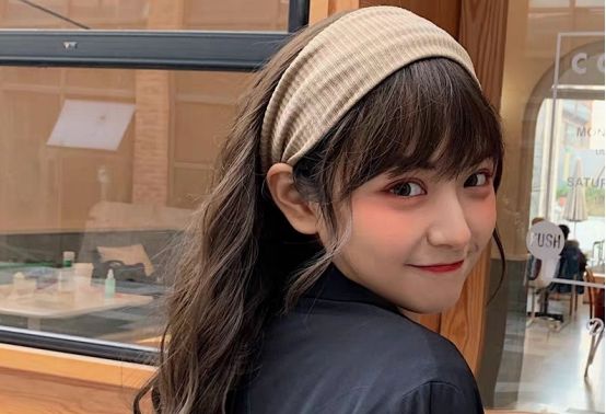  [把头发扎起]头发过于单调，看着不好看？那就快来尝试一下戴发带吧！