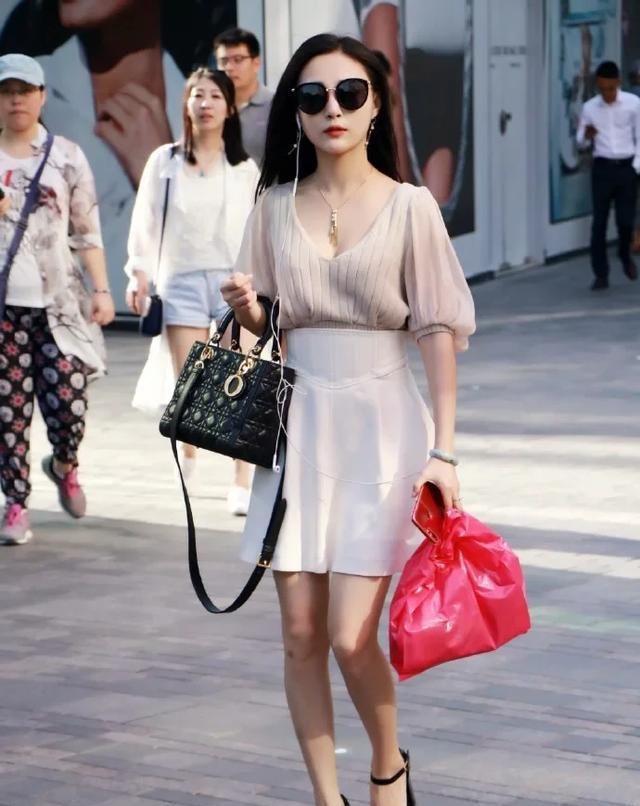  #女生#纯色衬衫怎么搭配显气质 优雅女生衬衫搭配示范