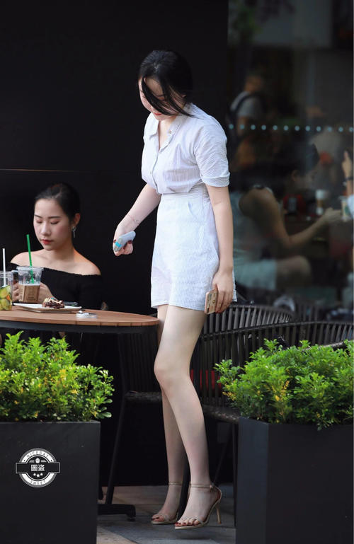 街拍：小姐姐包臀裙搭配薄丝，尽显你的穿衣品位！