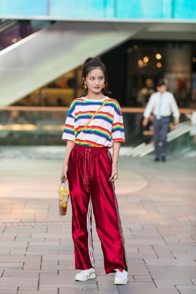 气质:街拍:气质靓丽的时尚美女,渐变色的连衣裙美观又时尚