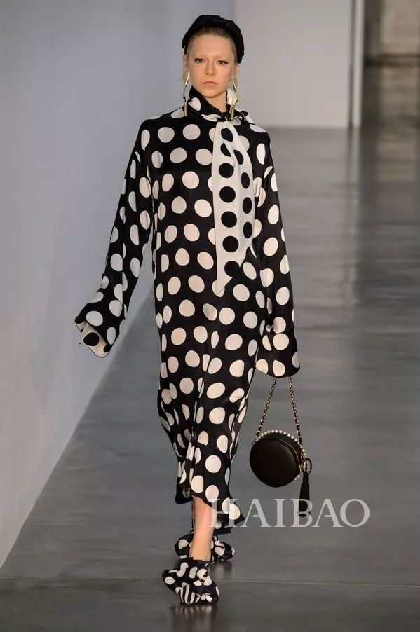 都说波点裙太土味，明明《中餐厅2》里的赵薇穿得很仙美啊!