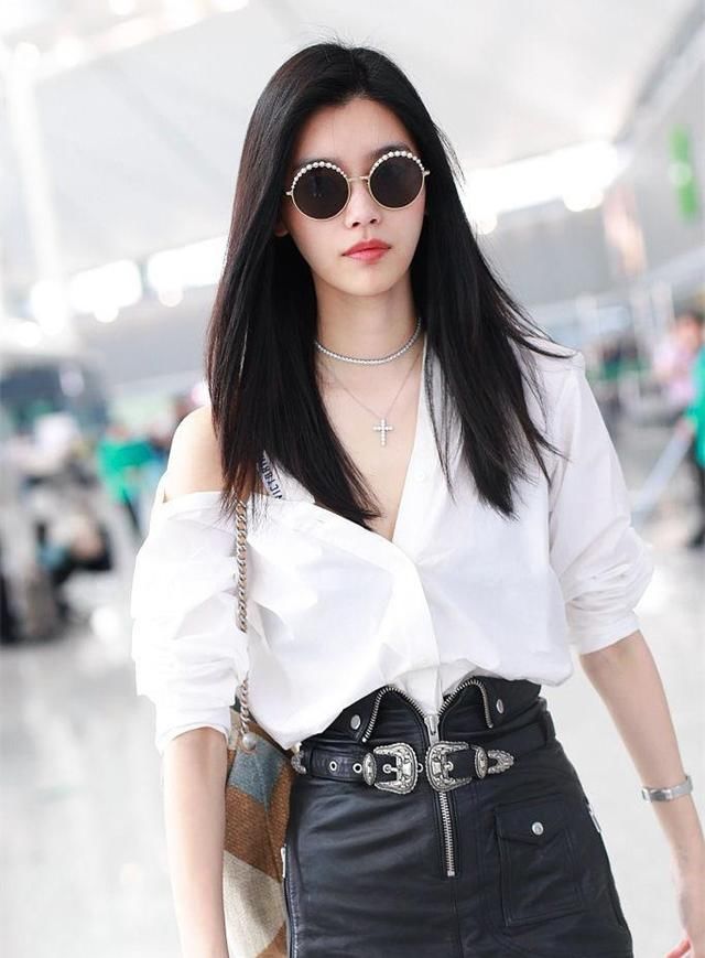奚梦瑶6月底狂刷机场街拍，蜂腰、长腿超模也是性感姑娘