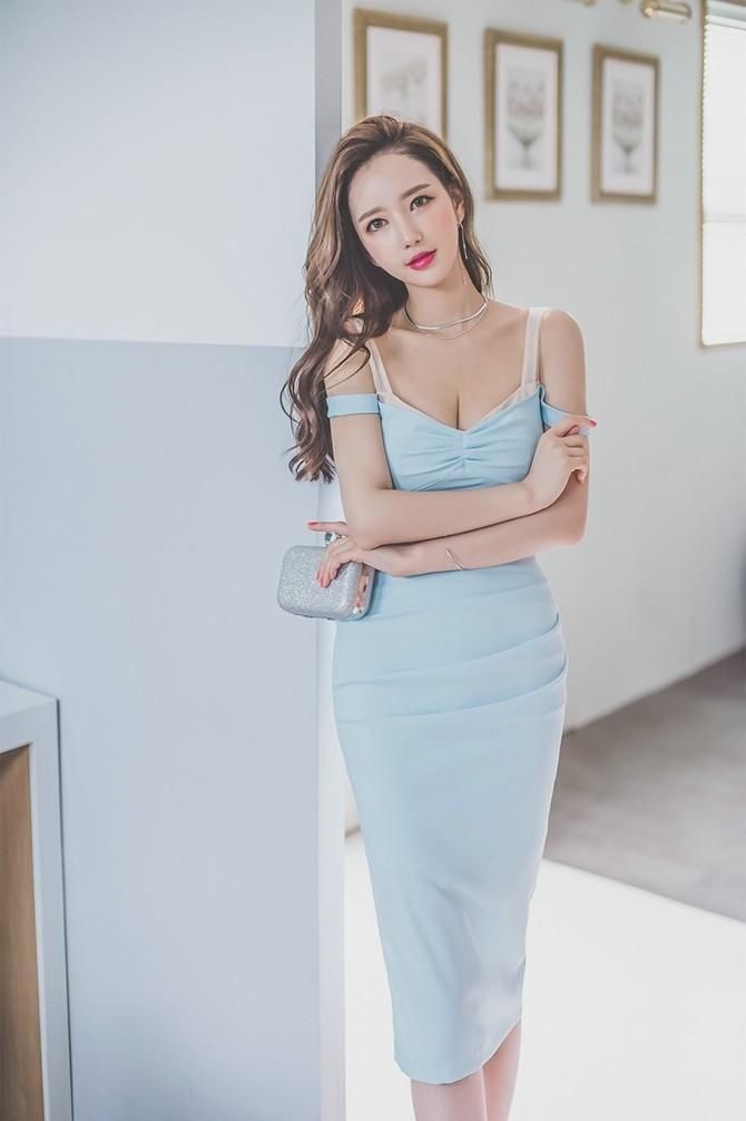 人气韩国美女化身都市白领女秘书，蛇形身材前凸后翘拍性感写真！