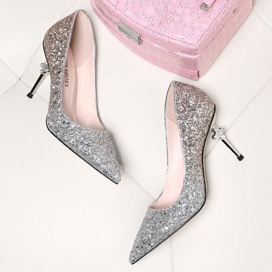 32岁的老婆真洋气,美脚配上这样的美鞋,同事直夸真好看