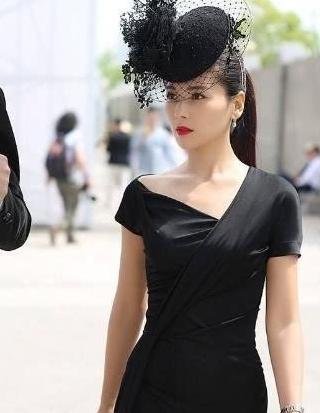 刘涛黑色连衣裙出没在烈烈炎日下，亮点不是头顶的帽子，而是微微