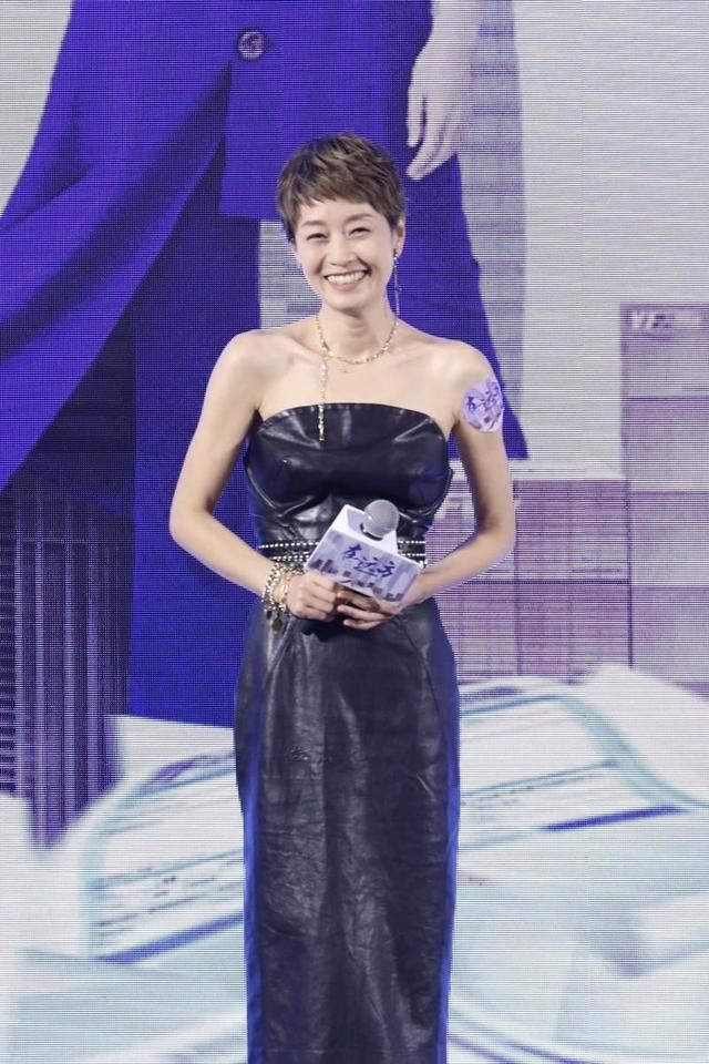  『上头』马伊琍穿搭真让人上头，穿黑色皮质抹胸连衣裙，搭配短发洋气减龄