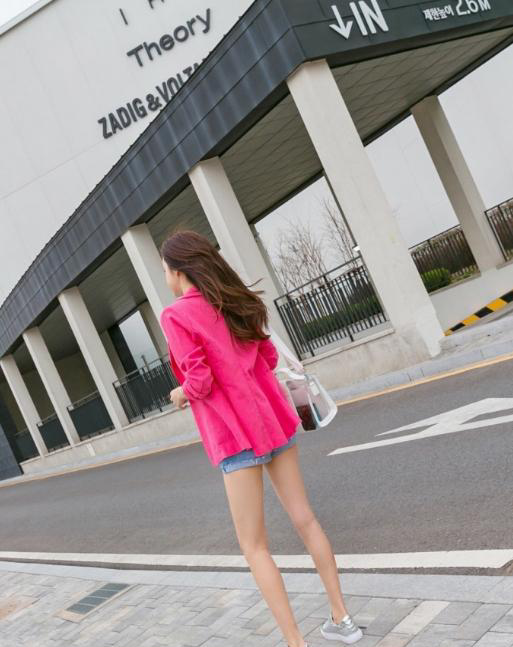 聚光灯下：美女穿着火热性感的热裤，靓丽的让人移不开眼！