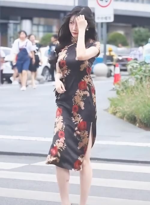  「梨形」女孩的“梨形身材”完美诠释旗袍的美，走在街上，回头率百分百！