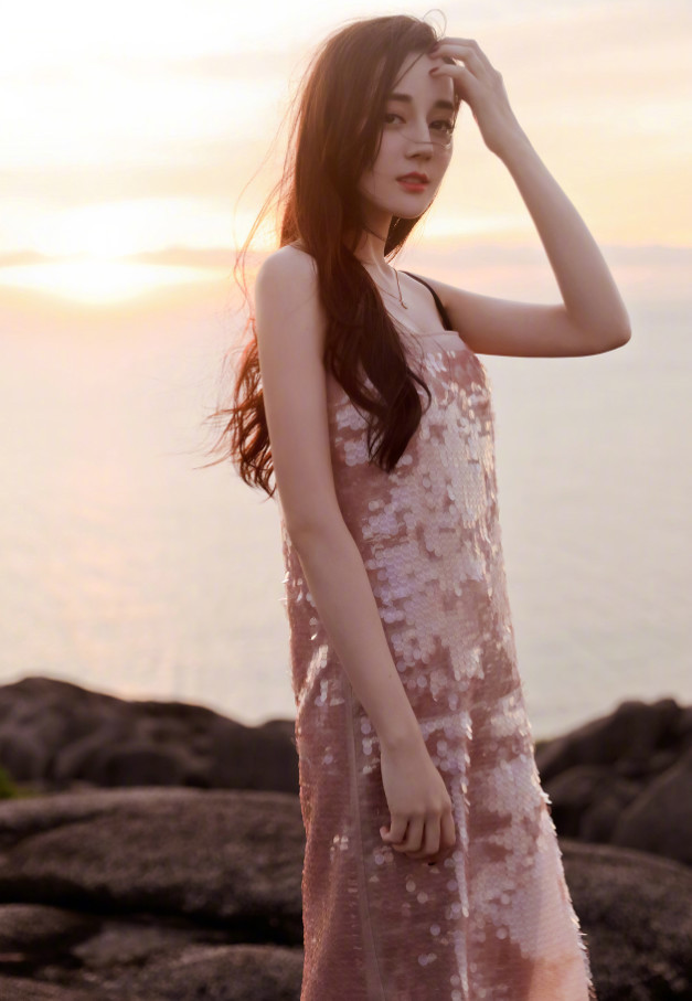 迪丽热巴穿修身裙秀“蝴蝶臀”，裙子两侧只用线串起来，怕崩开！