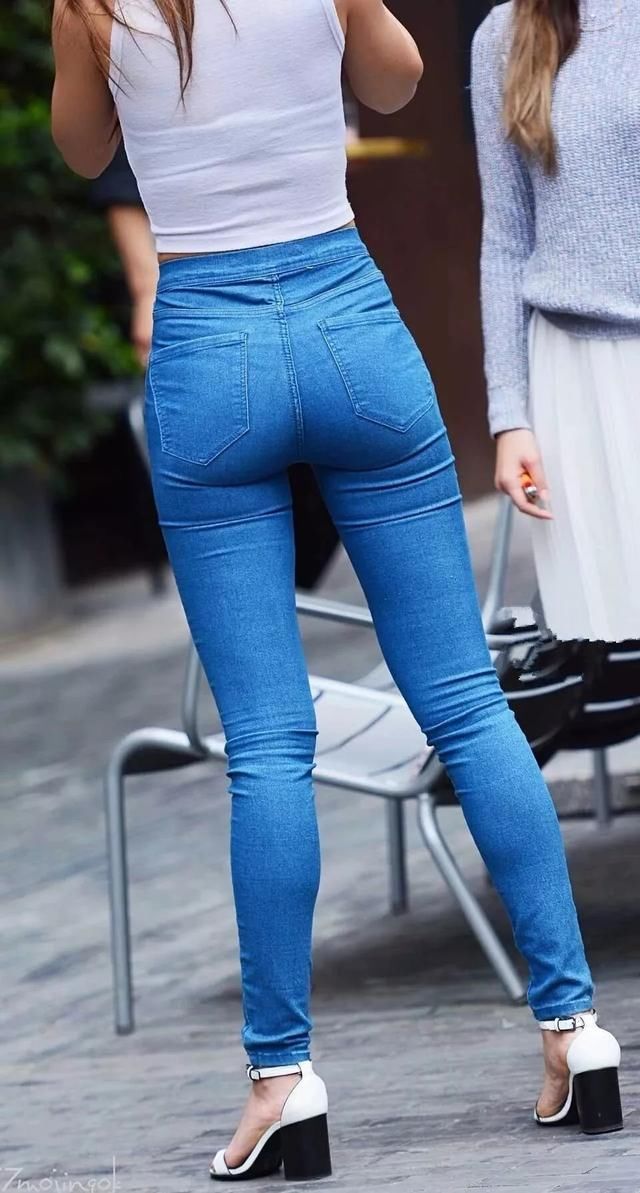 街拍美女:漂亮的牛仔裤美女，背影更漂亮
