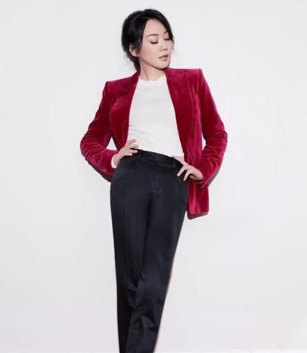 「时尚」西服+短袖,既具备实穿使用价值,可以给你美丽的时尚潮流酷帅又年青休闲娱乐