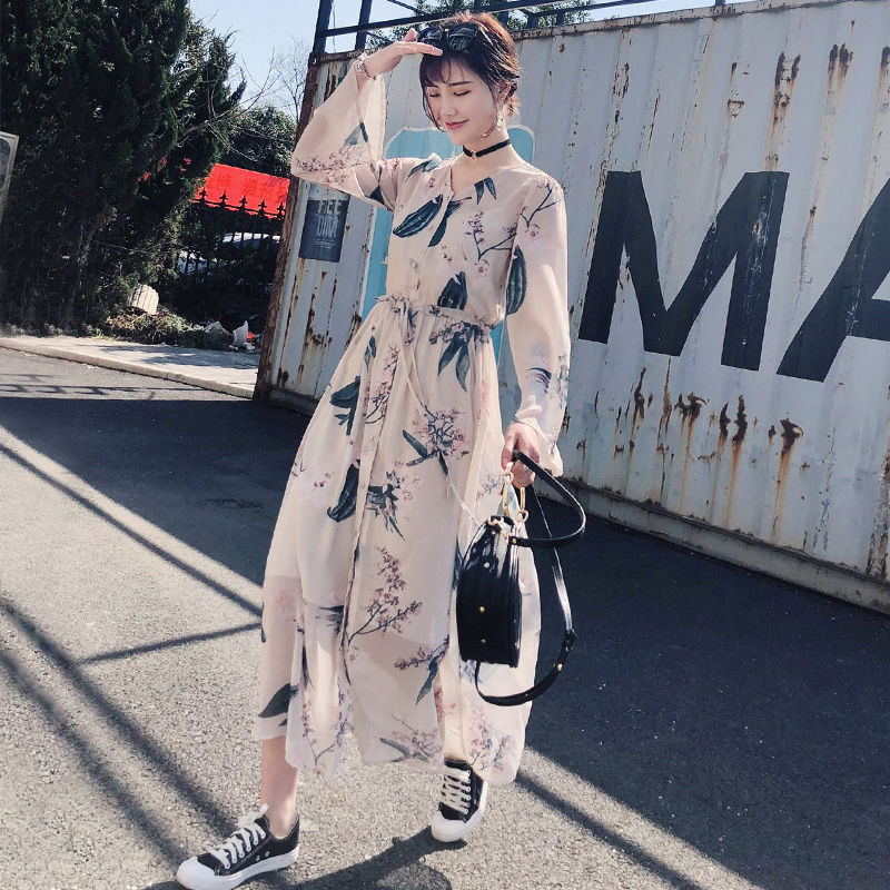 泳衣扔了吧!现在海边度假都穿“沙滩裙”，迷得路人一路三回头