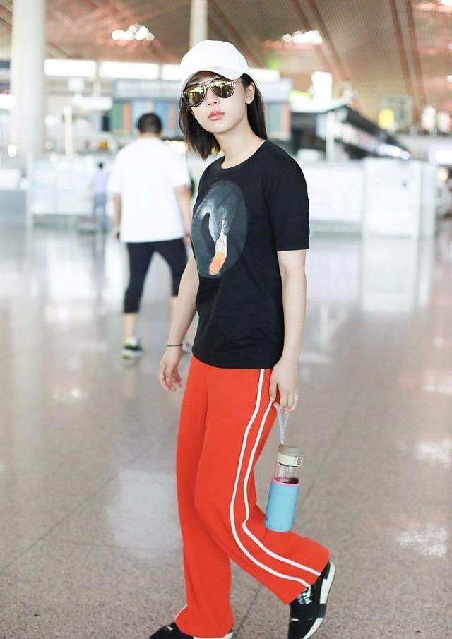 继吴昕之后，杨紫手握养生杯，90后的她已经老了吗？