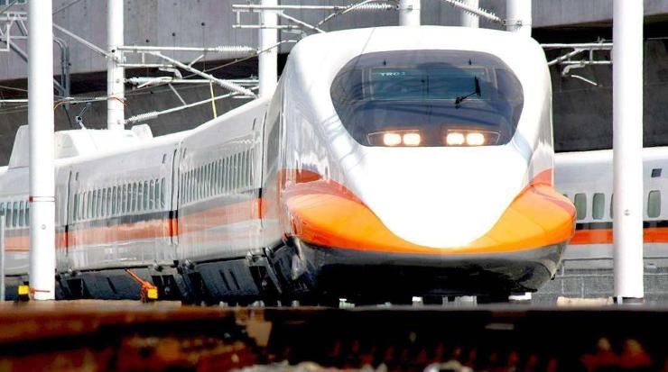 美国姑娘来中国旅行体验高铁，被准点率惊到了，看到它更是意外