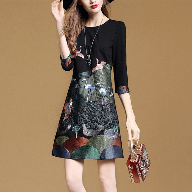 竟想不到!这款大牌“欧货裙”太洋气了!60后女人穿，高贵嫩美