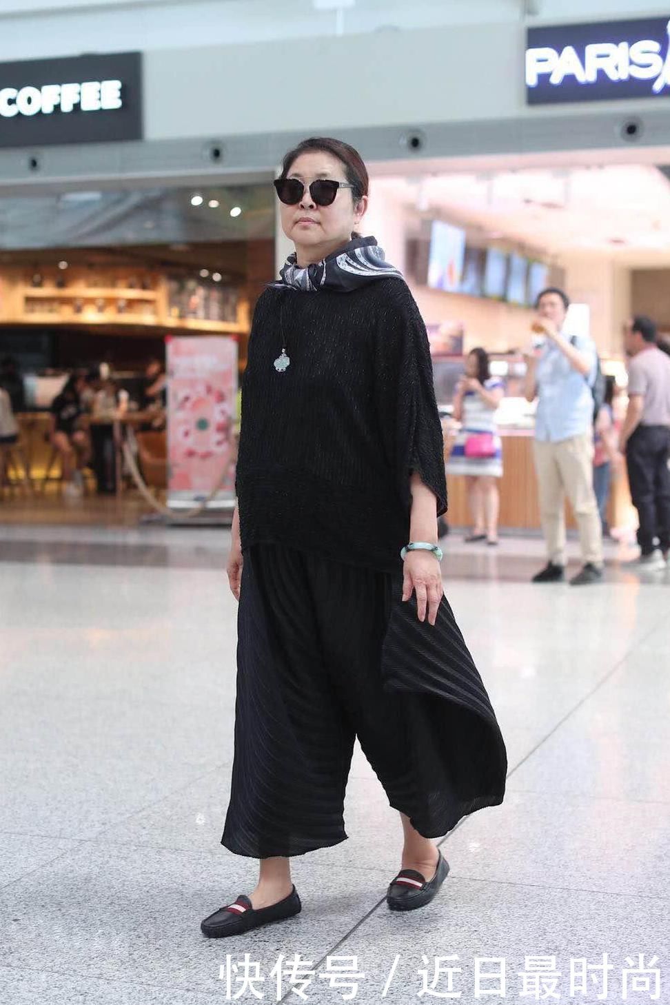 59岁的前央视一姐美回来了，裤子是亮点