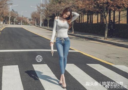 路人街拍：超自信的两位小姐姐，两条短裤秀出完美身材，特别耀眼