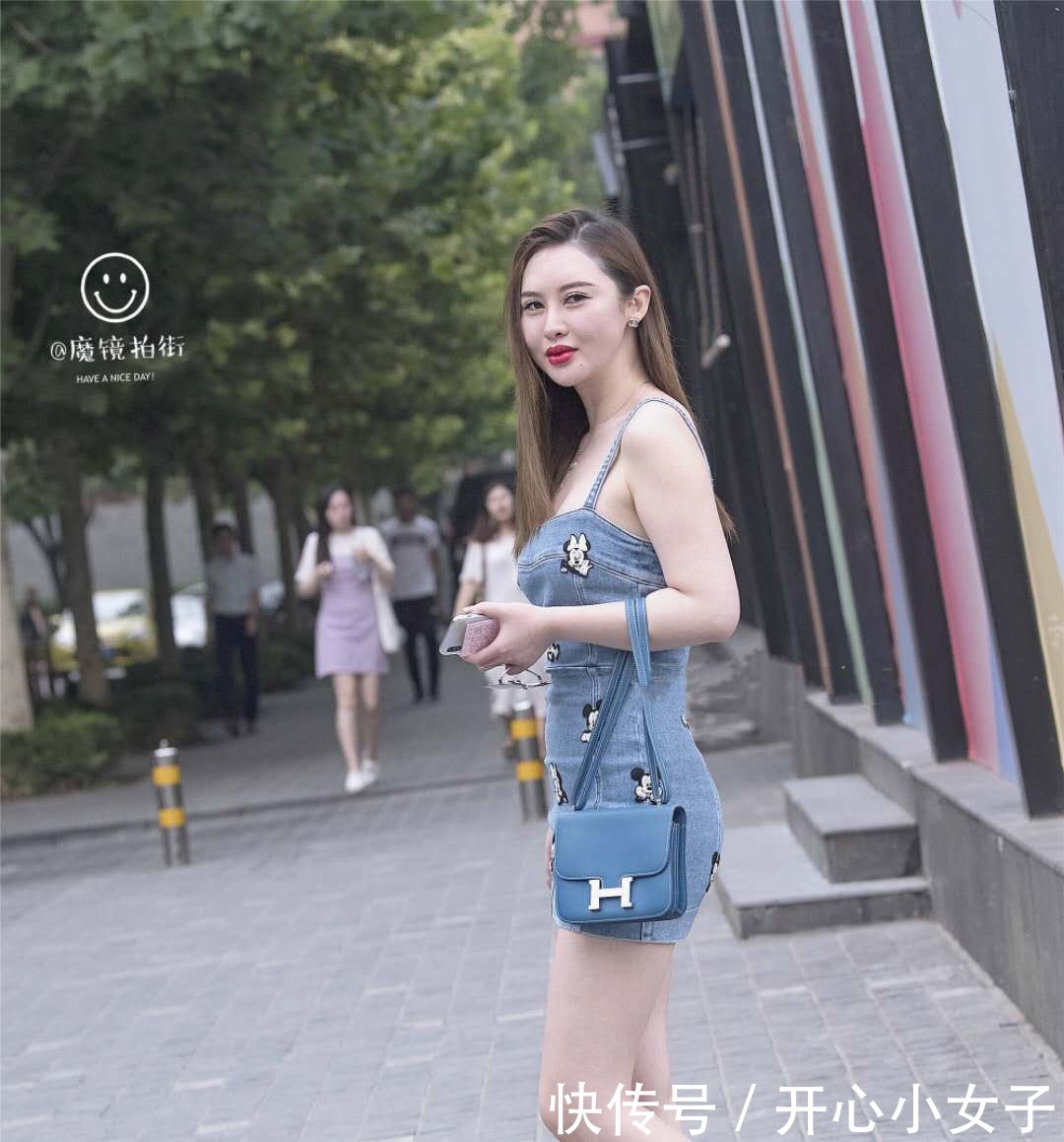 街拍米奇小姐姐吊带牛仔裙，好身材显露无疑，可爱又性感