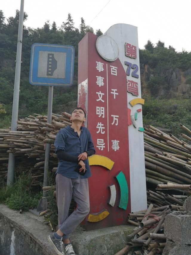 告别重庆，进入贵州，小情侣在夜里赶路，却遇到了危险