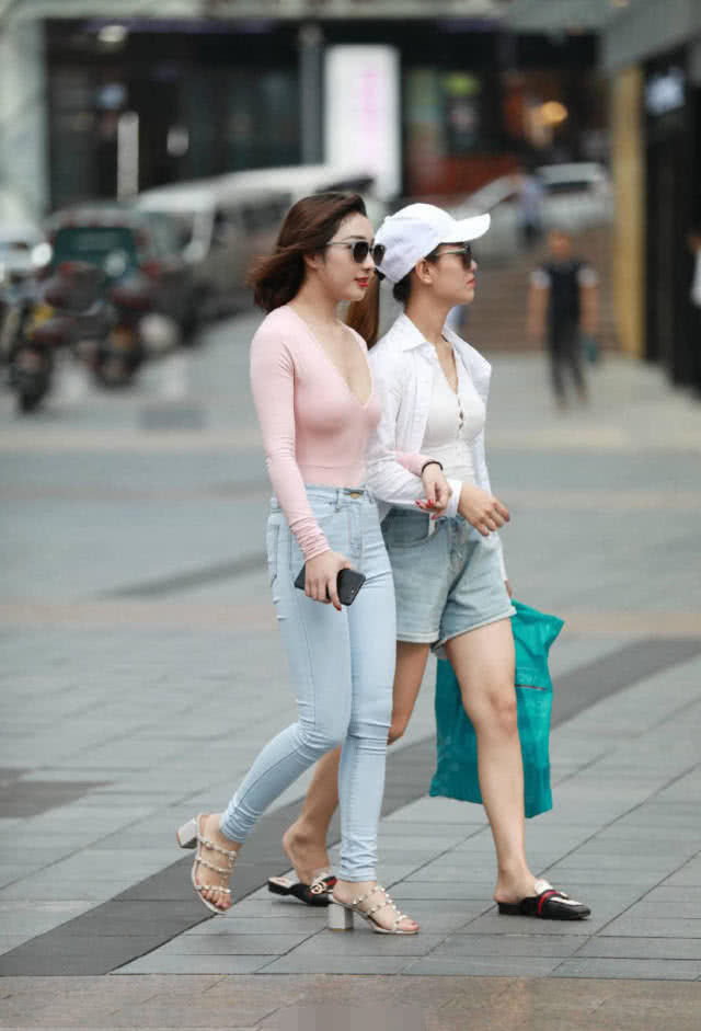 时尚姐妹花V领紧身衣绷出婀娜多姿的身材,优美曲线夺人眼球