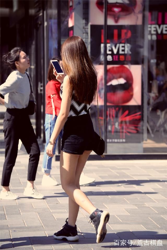 牛仔短裤和短裙，性感不失活力的代表