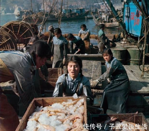  在海边|1971年中国农村真实老照片图2让人怀念、图10很多人一定