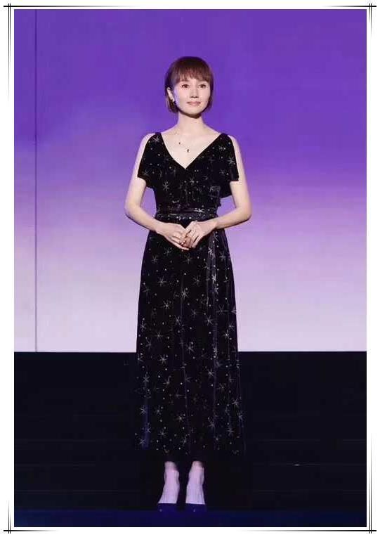 当袁泉和赵丽颖同穿星星裙，终于明白女人的气质和年龄不成正比!