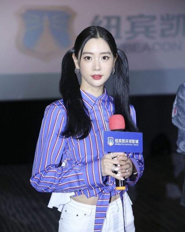  「蓝色」克拉拉真是“人间尤物”，穿蓝色连衣裙性感高挑，前凸后翘太撩人