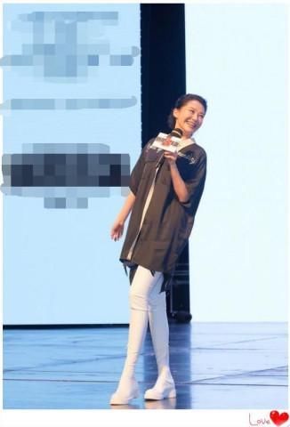 许晴你也太夸张了！裤子也能当鞋穿？网友：为显腿长豁出去了！