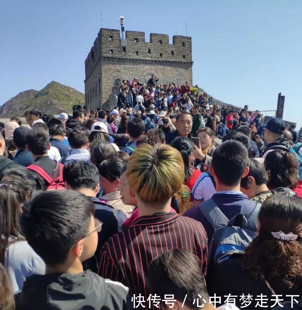 五一长假首日，西湖边地铁站限流、故宫、长城挤成这样，网友：吓