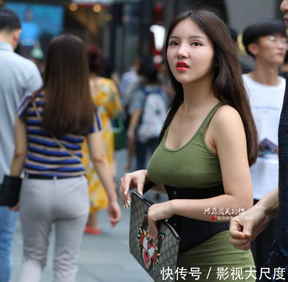 路人街拍,小姐姐把T恤扎进阔腿裤,曲线美被表现的淋淋尽致