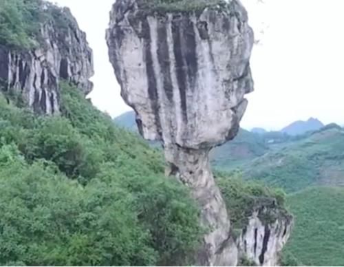 云南深山里发现一奇石，上粗下细，屹立悬崖千万年不倒