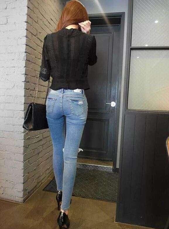 时尚穿搭：灵动时尚牛仔裤美女，身材特别有型，到哪都是一道风景