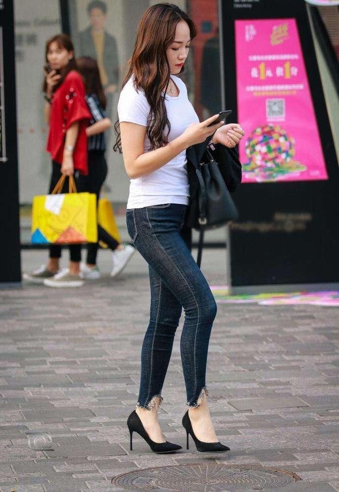 身材高挑但是略微丰满的小姐姐,颜值高同时拥有最为迷人的身材!