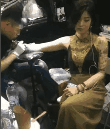 漂亮女子纹身一脸的高冷 纹身师: 我不敢直视