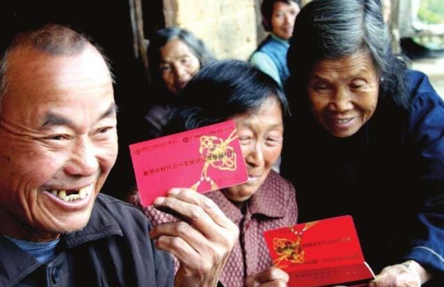 农村一次性补缴15年社保9万元，60岁后每月能领1000多？