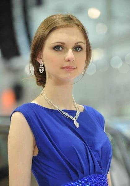 这国太穷但美女如云，美女迫于生计来华谋生，投身娱乐行业