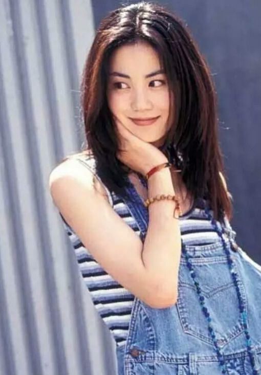 49岁王菲上综艺!红了这么多年还是气质精，时髦穿搭成范本